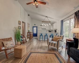 Cozy Home, Prime Location, near the lake - Arnolds Park - Living room