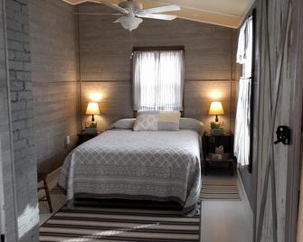 River Rock Cottage; Shopping, Restaurants, Sightseeing, right at your doorstep! - Marietta - Bedroom