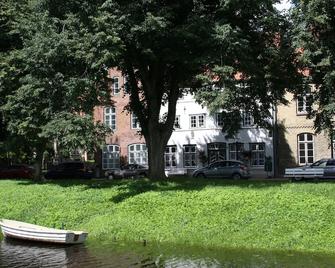 Apartment In A Historic House Right On The Water With Boat And Bicycles - Friedrichstadt - Gebäude