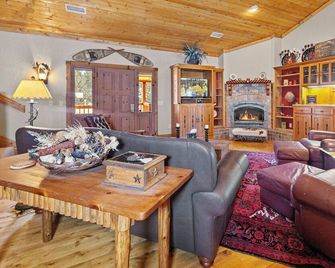 'Honey Haven Mountainside' Luxury Loft-Sleeps 6-In Town-Pet Friendly - Red River - Huiskamer