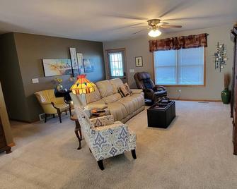 Charming 3-bedroom house with WiFi and AC. Centrally-located in Clinton - Clinton - Living room