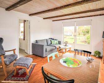 Homey accommodation with variety of plants in the garden and spacious interior. - Trelleborg - Wohnzimmer
