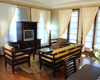 Campago Resort Hotel - Bukittinggi - Living room