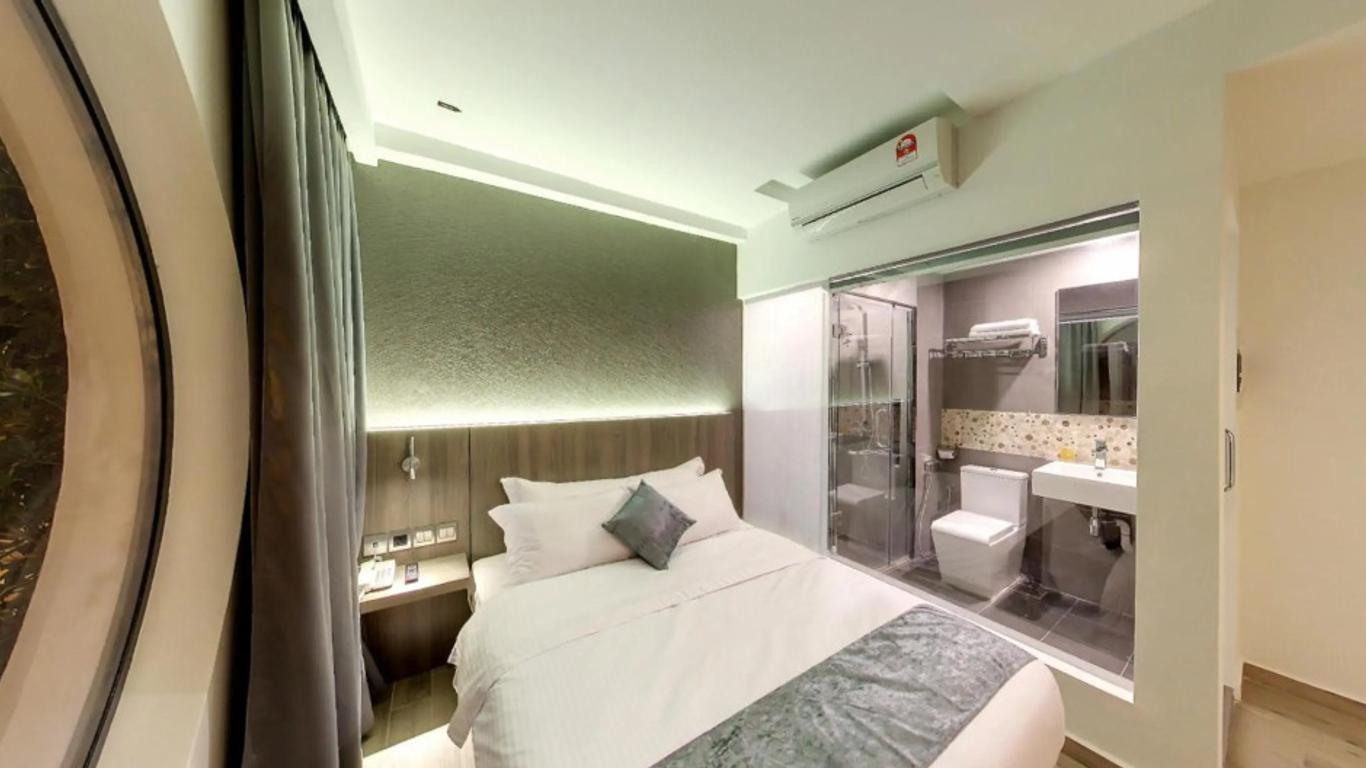 Flora by Crossroads Hotel