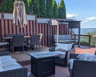 Opie's Eclectic Oasis on Oneida - Cicero