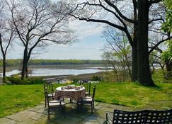 Waterfront Private Beach community. 18.9K Aug/ Sept. 8.5K Oct./Apr. 1 Month Min. - Norwalk - Patio