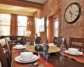 Gorgeous Luxury 2 Bedroom 2 Bath Condo In Old Town Victoria - วิคตอเรีย - ห้องอาหาร