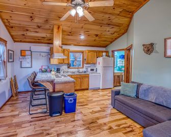 Antenna Pine Cabin - Hikers Paradise, Hikers Paradise with cell phone reception and wifi - Compton - Kitchen