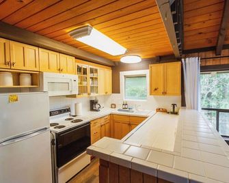Welcome to Deer Creek Cabin at Lake Cushman! - Hoodsport - Kitchen