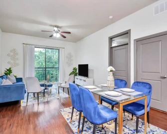 Cozy Apartment w/ King Bed + Fast WiFi + Pets - Houston - Comedor