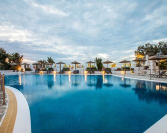 Mikri Vigla Hotel Beach Resort - Mikri Vigla - Pool