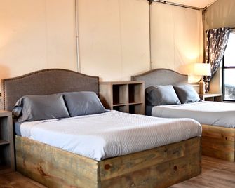 Brand new waterfront Cabin with many amenities: Pool, hot tub & kayaking. - SG2 - Seguin - Bedroom