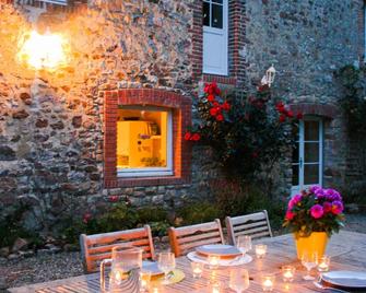 Roulotte LOU at the Moulin des Forges - Sainte-Suzanne-et-Chammes - Patio