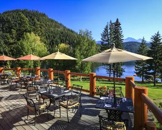 Tyax Lodge & Heliskiing - Gold Bridge - Patio