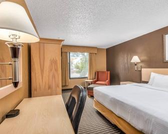 Seven Oaks Hotel Regina - Regina - Bedroom