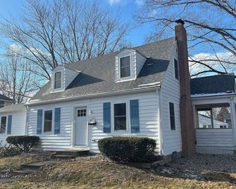 3-bedroom house in charming La Porte three minute walk to beautiful Stone Lake - LaPorte - Gebouw