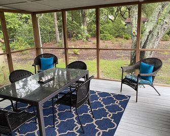 Spacious 3 bedroom House with screen porch .6 mile from downtown Southport, NC - Southport - Restaurace