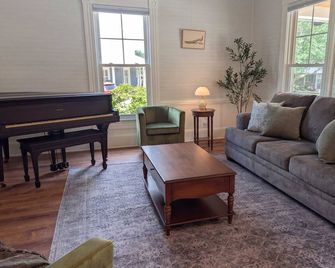 The Magnolia | 1900 Historic•grand Piano•3 Kingbrs - Alachua - Living room