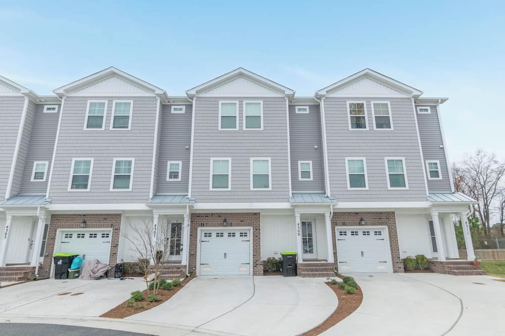 Luxury Coastal Norfolk Townhome, 5 minutes from beach, next to naval base - נורפולק - בניין