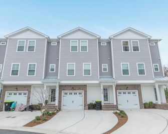 Luxury Coastal Norfolk Townhome, 5 minutes from beach, next to naval base - ノーフォーク - 建物