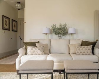 Kellys Suite - Geneva - Вітальня
