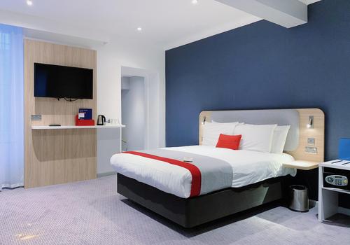 Holiday Inn Express London - Victoria Lontoo alk. 104 € - vertaa huoneiden  hinnat - KAYAK