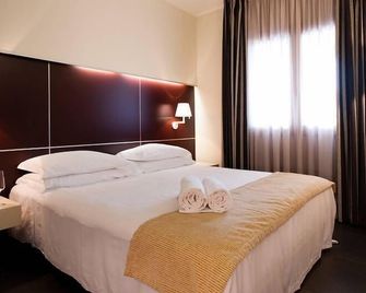 هوم كلوب سويت هوتل - كوزنسا - غرفة نوم