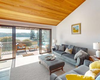 Ludlow Seaside Hale' - Port Ludlow - Living room