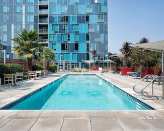Roomy San Jose 1BR w/ Gym & Pool, good access to 280 & 101, by Blueground - San Jose - Zwembad