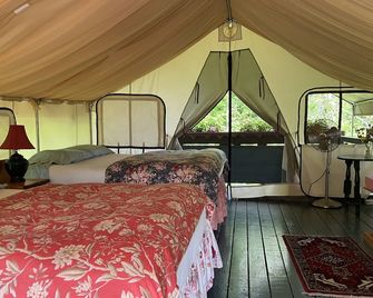 Glamp Thomas On Adk Farm Offers Privacy, Stargazing And Mountain Views - North River - Bedroom