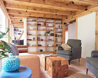 Spacious A-Frame w/ Game Room, Fire Pit & Modern Comforts in Hudson Valley - New Paltz - Huiskamer