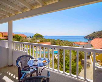 Limnionas Bay Village Hotel - Marathokampos - Balkon