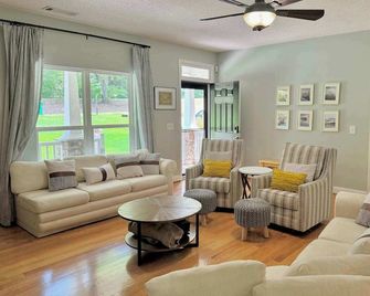 Tranquility Cove Lake House - Lavonia - Living room