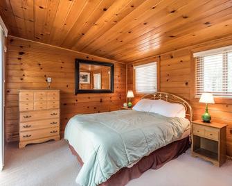 Cozy Riverside Cabin Rental with Easy Access to Chilnualna Falls in California - Wawona - Bedroom