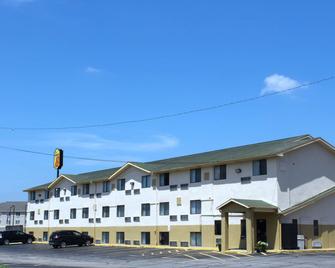 Super 8 by Wyndham Topeka/Wanamaker RD/I-70 - Topeka - Building