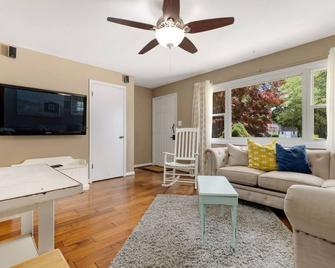 Edgewatermayo Getaway! - Edgewater - Living room