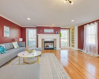 1 Mi to Beach Spacious Retreat in East Sandwich! - East Sandwich - Pokój dzienny