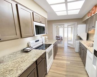 Golf Course View 55+ Community MCM Style Original Sun City Home - Sun City - Kitchen