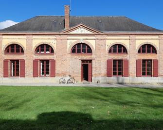 L'Orangerie du château de CRAON, house sleeps 15, swimming pool, tennis court, park - Craon - Bâtiment