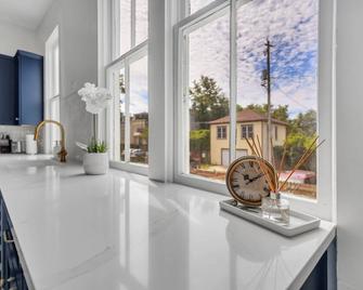 Darling Victorian Town House by Forsyth Park - Savannah