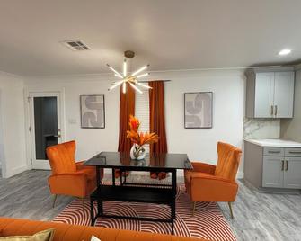 New Modern 5 mins frm Airport - Kenner - Comedor