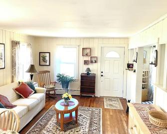 Charming 2-bedroom cottage in fabulous Harwich with WiFi, AC - Harwich - Phòng khách