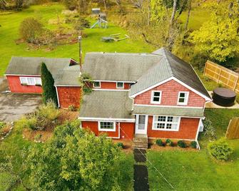 The Louie II: Accord Farmhouse near Arrowood w/ Hot Tub & Large Yard - Accord - Edificio