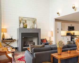 BRAND NEW 4 story home minutes from Warren St w/ a King Suite! - Hudson - Living room
