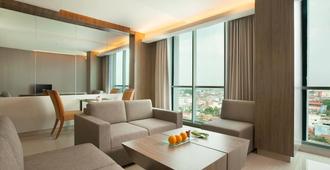 Hotel Santika Radial Palembang - Palembang - Living room