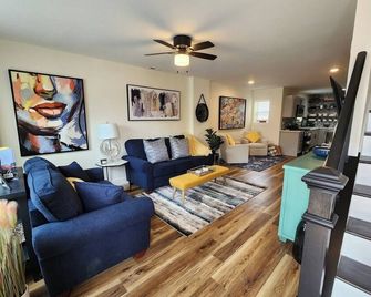 Fairview Terrace-Brand New 3bdrm, Central Location - Atlantic City - Living room