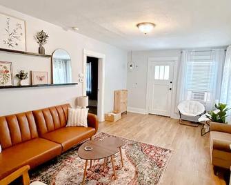 Summit Mid-Century Bungalow - La Grande - Living room