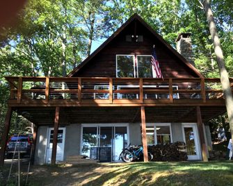 Rustic Waterfront Getaway on Lake Wallenpaupack near Delaware River in Pennsylvania - Lakeville - Building