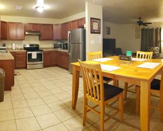 4 blocks from New Mexico Military Institute and Main Street - Roswell - Kitchen
