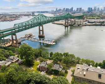 Waterfront House Minutes From The Boston Downtown, Airport, Encore Casino - Chelsea - Outdoors view